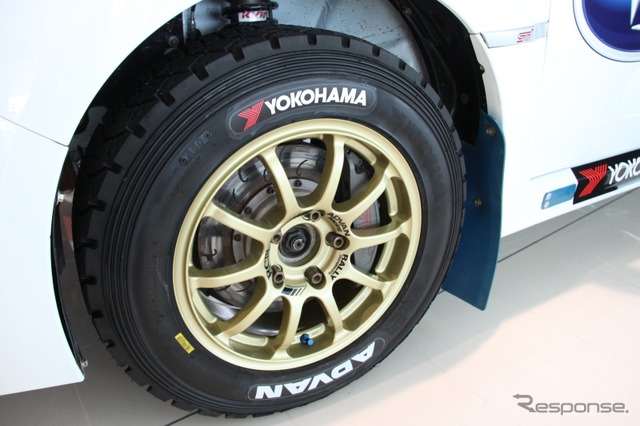 R4インプレッサのタイヤは横浜ゴムがサポート。奴田原選手の車は最終的にはアドバンカラーになるはず