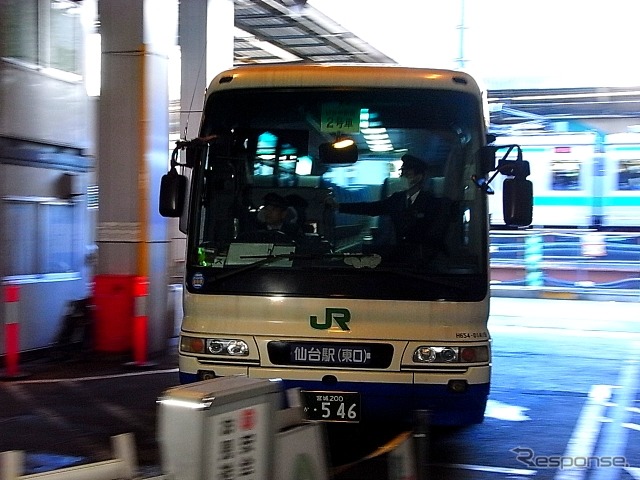 旧ターミナルからは東日本大地震後に仙台方面の輸送支援バスが連なって出発していった