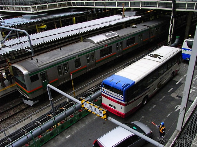 旧ターミナルは新宿駅1番ホーム(湘南新宿ライン・埼京線など)に隣接していた