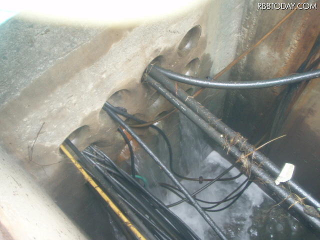 福島第一原子力発電所3号機取水口付近のピット内の流入状況（2011年5月11日撮影） 福島第一原子力発電所3号機取水口付近のピット内の流入状況（2011年5月11日撮影）