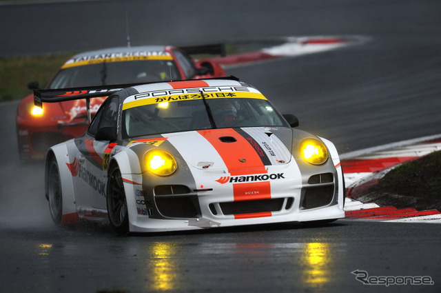 GT300クラスで優勝したHANKOOK PORSCHE（＃33）