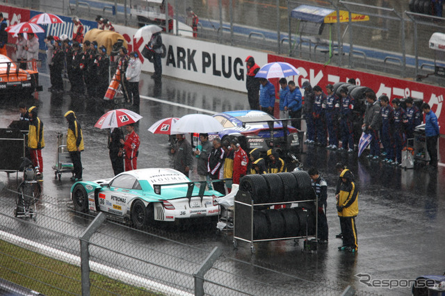 レース前に黙祷が捧げられた