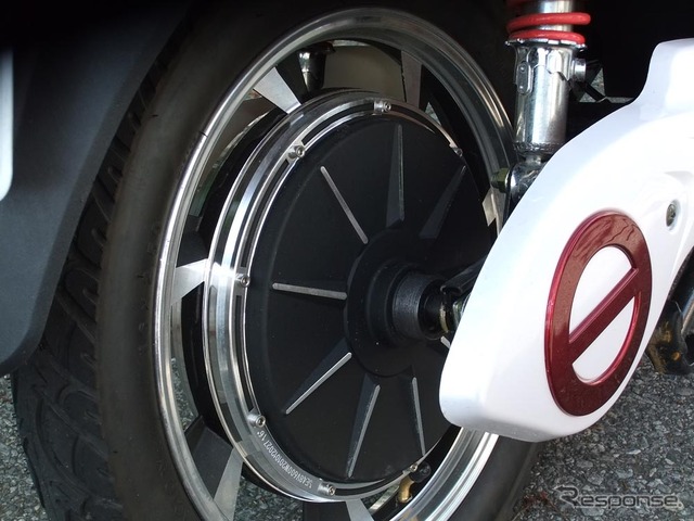 原動機はインホイール型のブラシレスモーター