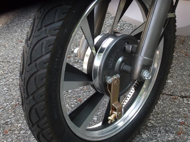 前輪部。リーディングトレーリングブレーキは日本車に比べて簡素