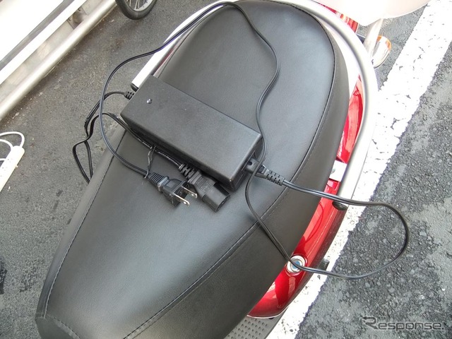 標準付属品の充電器