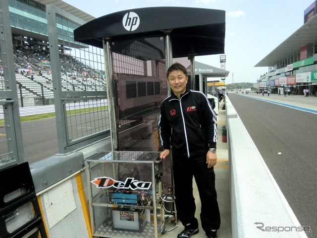 日本ヒューレット・パッカード(株)をメインスポンサーに迎えたリアル・レーシング(ドライバーは新人・小林崇志)は、ピットウォールのコマンドポストの電源を屋根からのソーラーパワーで得る試みを実施中。「こういう時代ですから、いろいろ考えていかないとね」と金石勝智監督