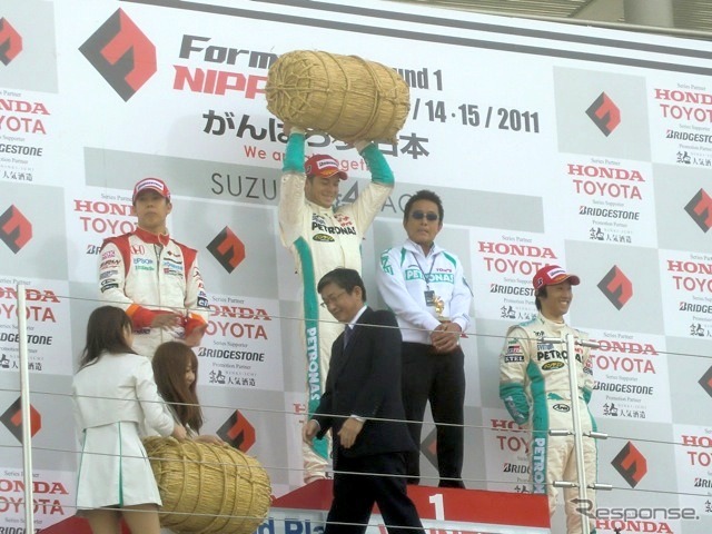 今季開幕戦を制したのはロッテラー(中央)。右隣は舘信秀トムス監督、3位の同僚・中嶋一貴(右)も笑顔。2位は小暮卓史(左)