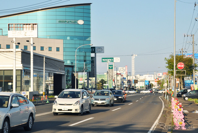 国道45号線沿いには自動車ディーラーが軒を連ねる