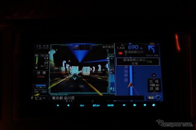 撮影した映像から前走車までの距離を割り出し、適切な車間距離を運転者に示すようになっている。