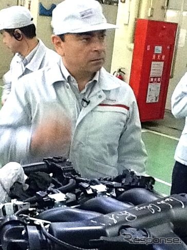 日産ゴーン社長、VQエンジン震災後初号機にサイン［動画］