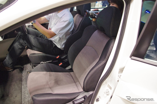 シート内にスピーカーと体感音響システムを埋め込む