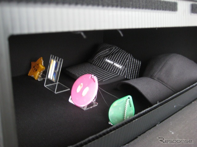 反射材効果体験ツール「くらピカBOX」。反射材のない黒い帽子は見えない