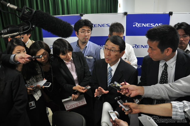 ルネサスエレクトロニクス 赤尾泰社長（中央）