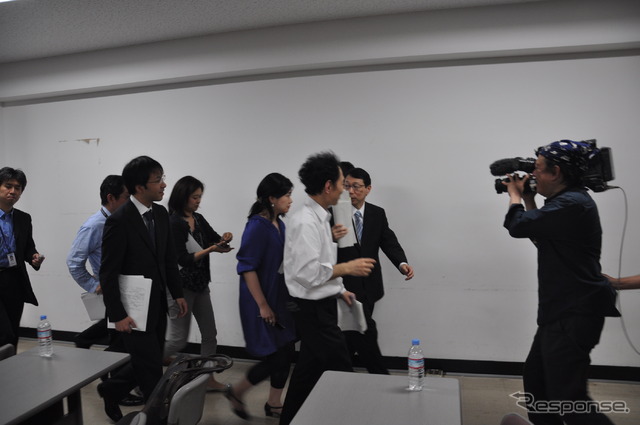 退室直前まで報道陣からの質問を受けるルネサス赤尾社長