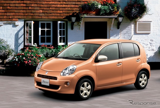 パッソ1.0+Hana“Apricot Collection”(2WD、アカリマイカメタリック。オプション装着車)