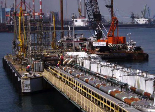 鹿島製油所で復旧作業中の出荷桟橋