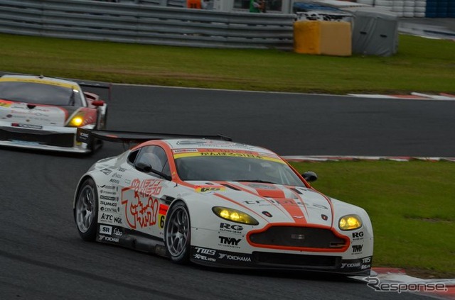 GT300クラス優勝は吉本大樹/星野一樹組(triple a Vantage GT2)