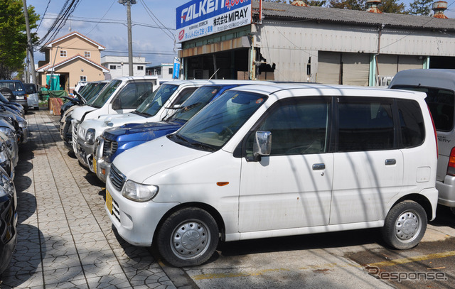 店舗前の歩道にも被災車両が所狭しと並ぶ