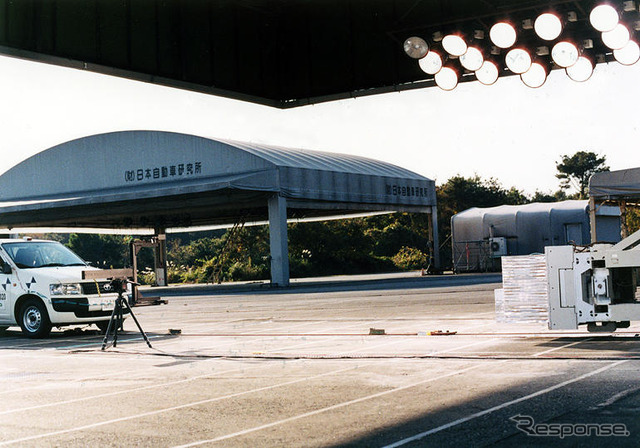 【自動車アセスメント2003写真蔵】これがオフセット衝突実験の一部始終