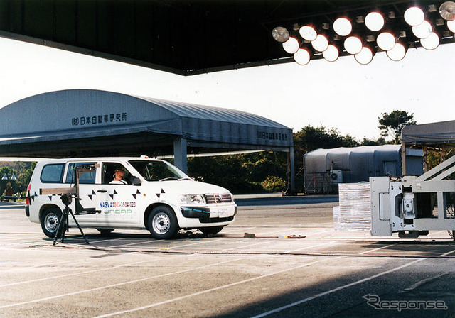 【自動車アセスメント2003写真蔵】これがオフセット衝突実験の一部始終