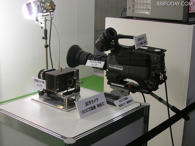 【NHK技研公開2007 Vol.2】放送コンテンツの質向上を実現する新開発機器&技術——ペラペラの薄型光ディスクは高速回転が可能 より質の高い番組作りをサポートするための研究成果を発表する「作る」のコーナーでは、新開発の撮影・記録機器や、技術が公開されている。