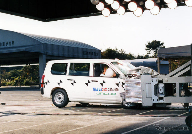 【自動車アセスメント2003写真蔵】これがオフセット衝突実験の一部始終