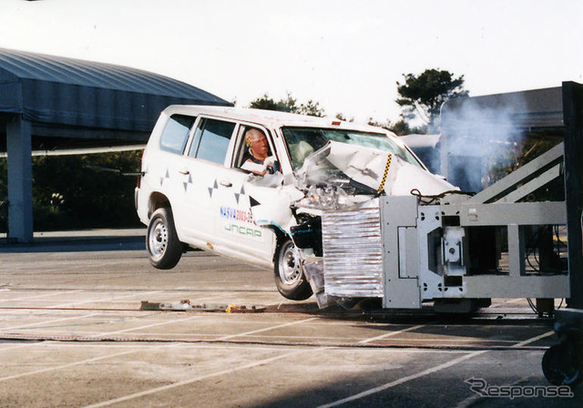 【自動車アセスメント2003写真蔵】これがオフセット衝突実験の一部始終