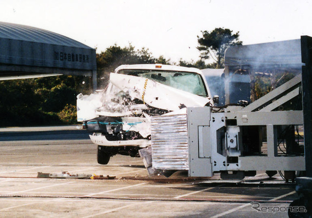 【自動車アセスメント2003写真蔵】これがオフセット衝突実験の一部始終