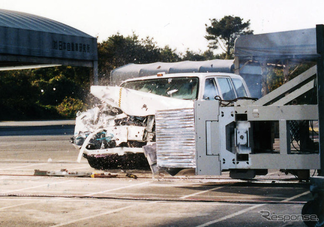 【自動車アセスメント2003写真蔵】これがオフセット衝突実験の一部始終