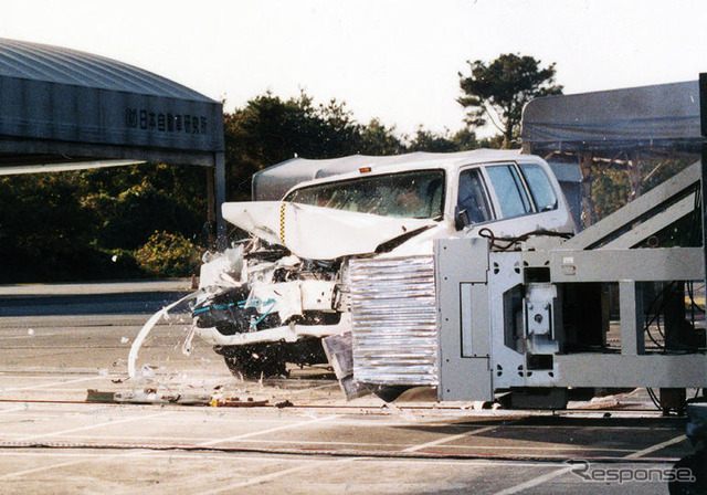 【自動車アセスメント2003写真蔵】これがオフセット衝突実験の一部始終