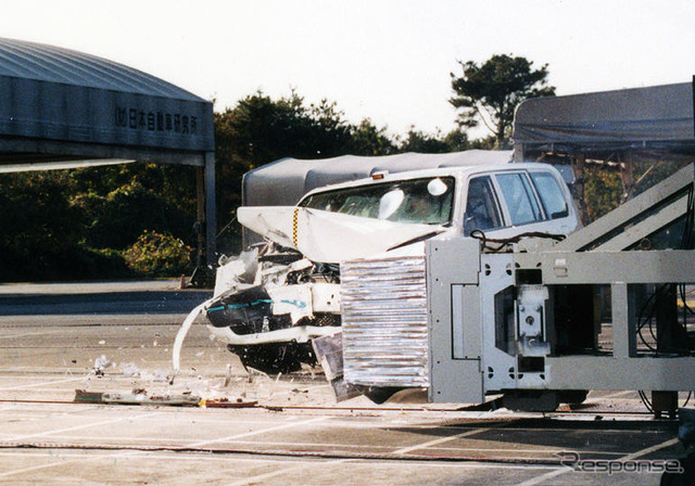 【自動車アセスメント2003写真蔵】これがオフセット衝突実験の一部始終