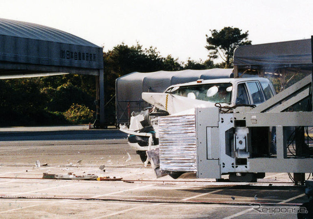 【自動車アセスメント2003写真蔵】これがオフセット衝突実験の一部始終