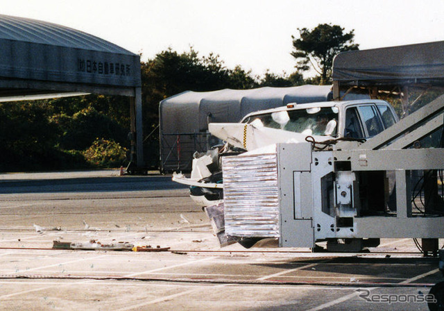 【自動車アセスメント2003写真蔵】これがオフセット衝突実験の一部始終