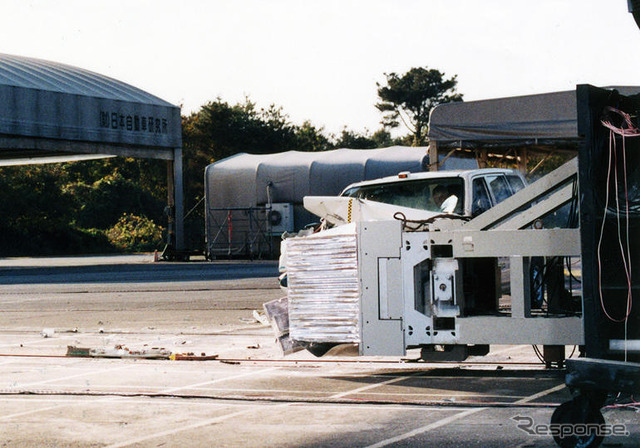 【自動車アセスメント2003写真蔵】これがオフセット衝突実験の一部始終