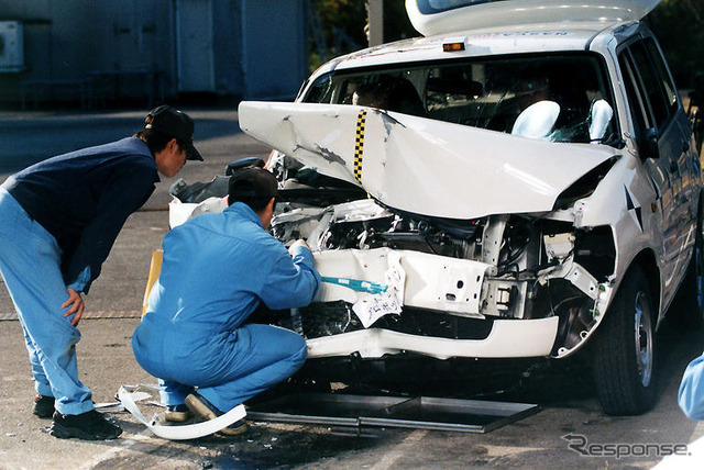 【自動車アセスメント2003写真蔵】これだけ損傷してもドアはちゃんと開いた