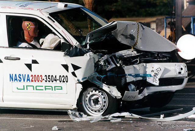 【自動車アセスメント2003写真蔵】これだけ損傷してもドアはちゃんと開いた