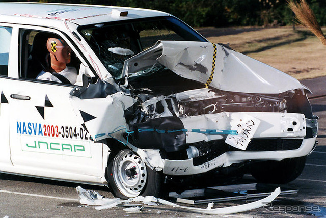 【自動車アセスメント2003写真蔵】これだけ損傷してもドアはちゃんと開いた