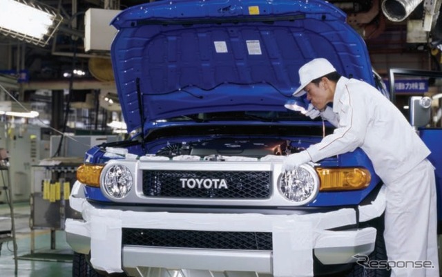 日野自動車。羽村工場にてトヨタFJクルーザーを受託生産