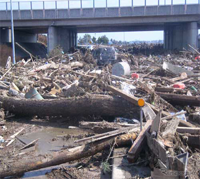 仙台東部道・若林JCTの上下線ランプには、津波によって押し流された堆積物が流入(3月12日)