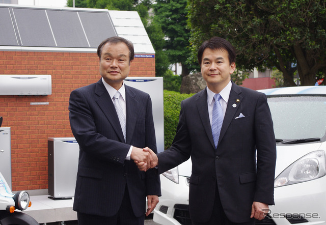 清水市長(左)と伊東社長(右)