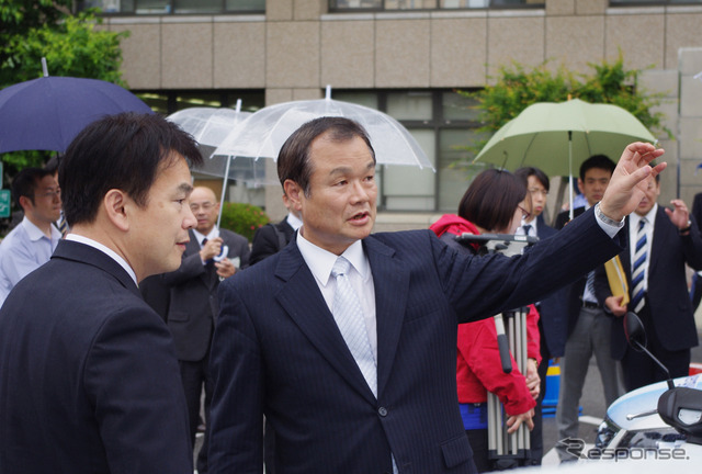 清水市長(左)と伊東社長(右)