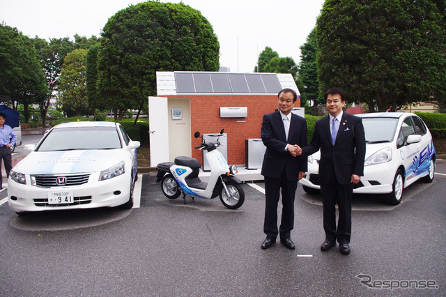 伊東社長(左)と清水さいたま市長(右)