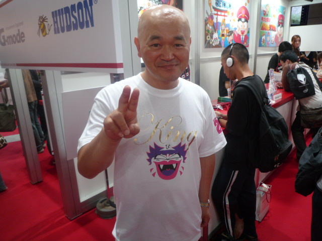 【TGS2009】NTTドコモ内のハドソンブースで高橋名人に会える！写真撮影や握手もOK！ 【TGS2009】NTTドコモ内のハドソンブースで高橋名人に会える！写真撮影や握手もOK！