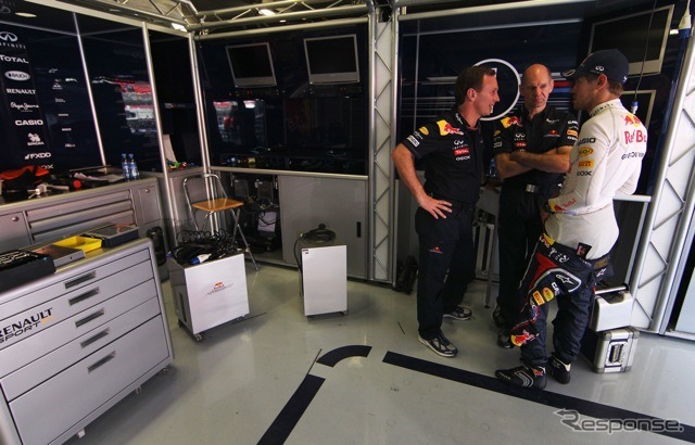向かって左からホーナー、ニューウィ、ベッテル（F1スペインGPフィニッシュ後）