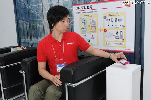 白い柱のような上にワイヤレス充電器が組み込まれている。ここにケータイをおくだけで充電できる。テーブルなど家具にワイヤレス充電器を組み込むことも考えているという 白い柱のような上にワイヤレス充電器が組み込まれている。ここにケータイをおくだけで充電できる。テーブルなど家具にワイヤレス充電器を組み込むことも考えているという