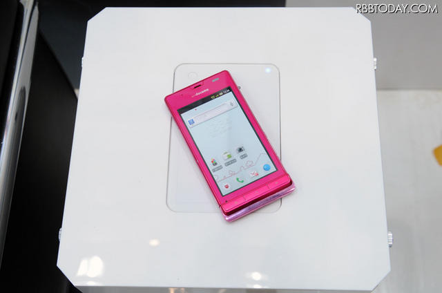 Qiの「ムービングコイル方式」を採用しており、効率の良い位置に充電器側のコイルを移動できる仕組み。このワイヤレスチャージャの大きな特徴の1つだ Qiの「ムービングコイル方式」を採用しており、効率の良い位置に充電器側のコイルを移動できる仕組み。このワイヤレスチャージャの大きな特徴の1つだ