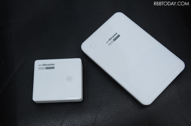 ワイヤレス充電器「ワイヤレスチャージャー 01」(写真右)と持ち運びが可能な「ポケットチャージャー02」(写真左)。 ワイヤレス充電器「ワイヤレスチャージャー 01」(写真右)と持ち運びが可能な「ポケットチャージャー02」(写真左)。