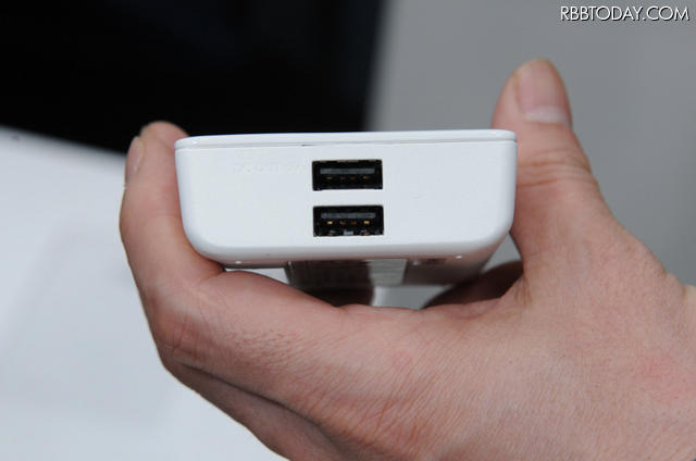 おくだけ充電に対応する「ポケットチャージャー02」。ケータイへの充電はUSBケーブルで行う おくだけ充電に対応する「ポケットチャージャー02」。ケータイへの充電はUSBケーブルで行う