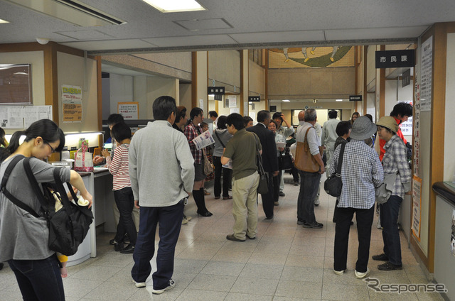 平日の午前中から市役所の窓口は大混雑