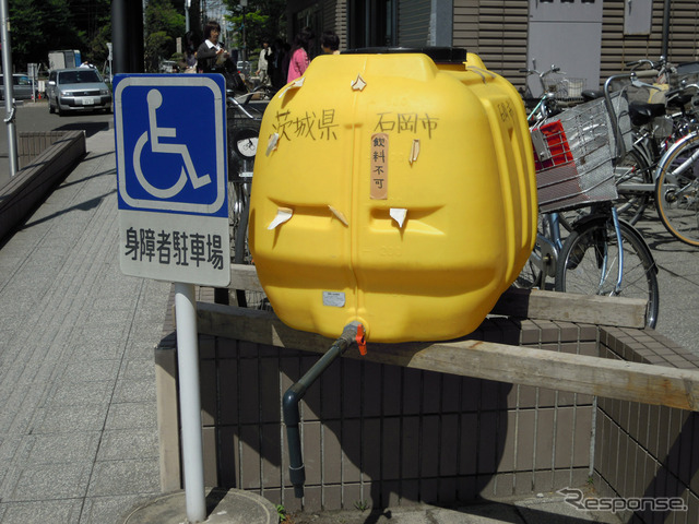 市役所前に設けられた給水所。茨城県石岡市と書かれている